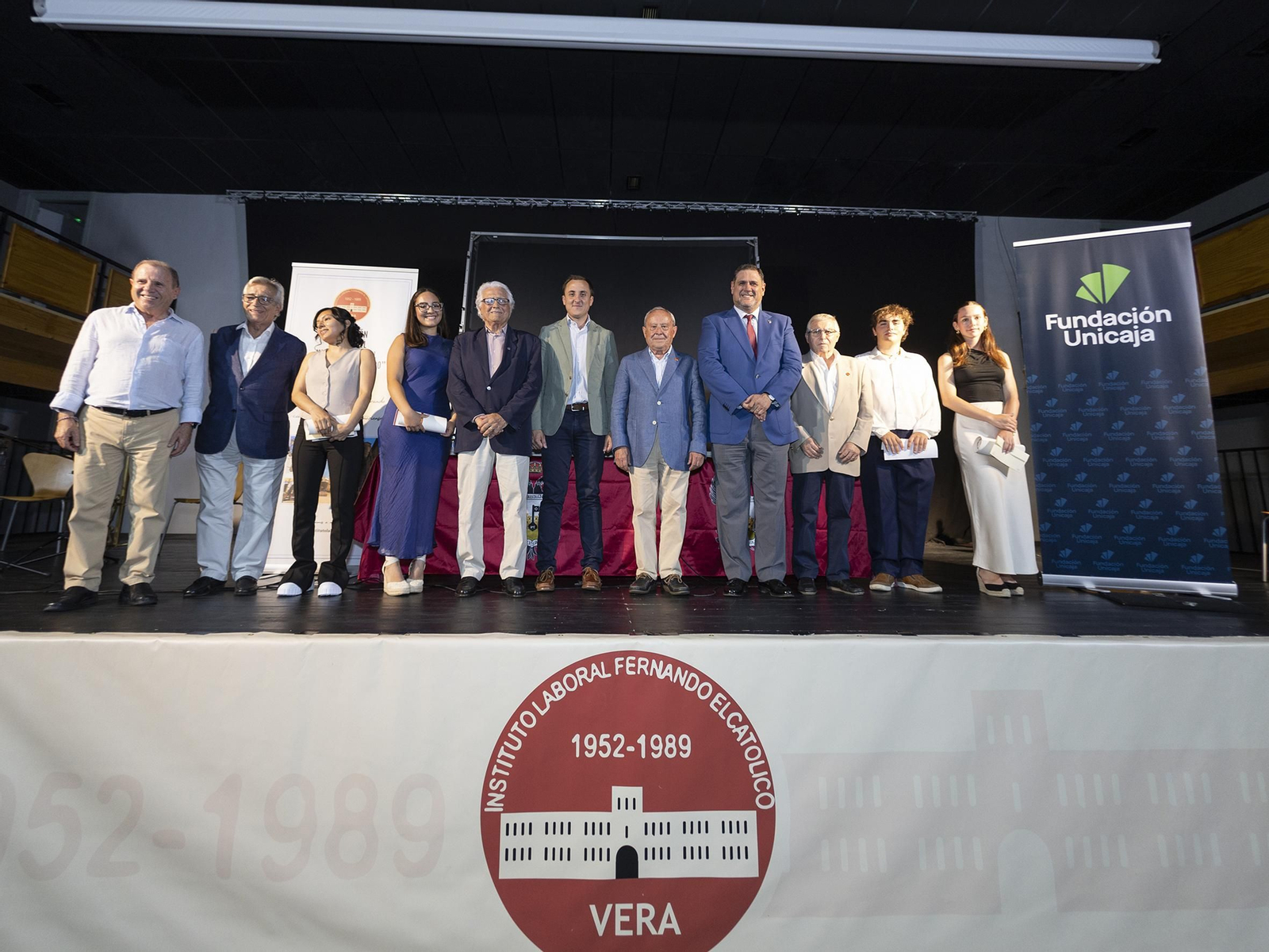 Foto de familia de las autoridades y los premiados