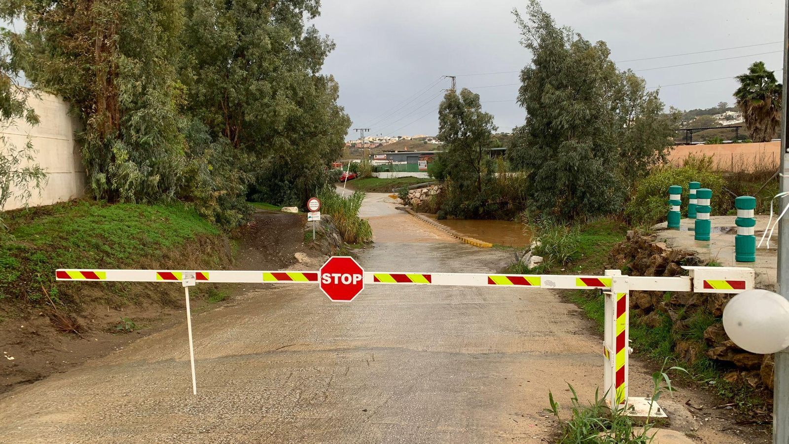 Uno de los accesos al río Fuengirola cortado, en Mijas. Uno de los accesos al río Fuengirola cortado, en Mijas.
