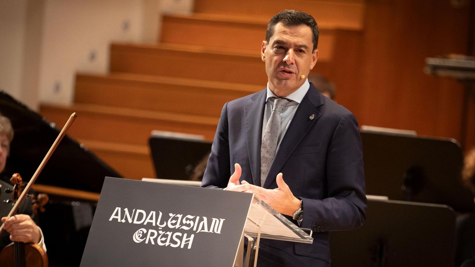 Juanma Moreno presenta el nuevo spot de Andalusian crush en el auditorio Manuel de Falla de Granada