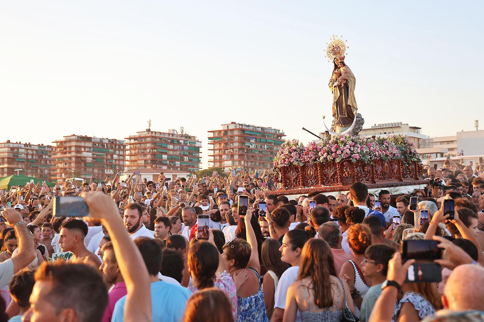 Imágenes de la Virgen del Carmen procesionando en Punta Umbría