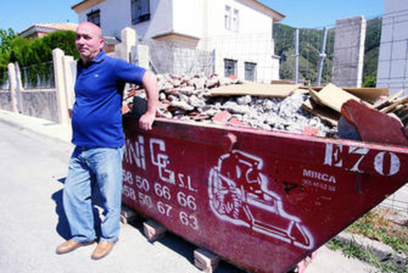 Nicolás Gutiérrez, albañil de profesión, propone una oferta imaginativa para afrontar la difícil situación económica por la que atraviesa.