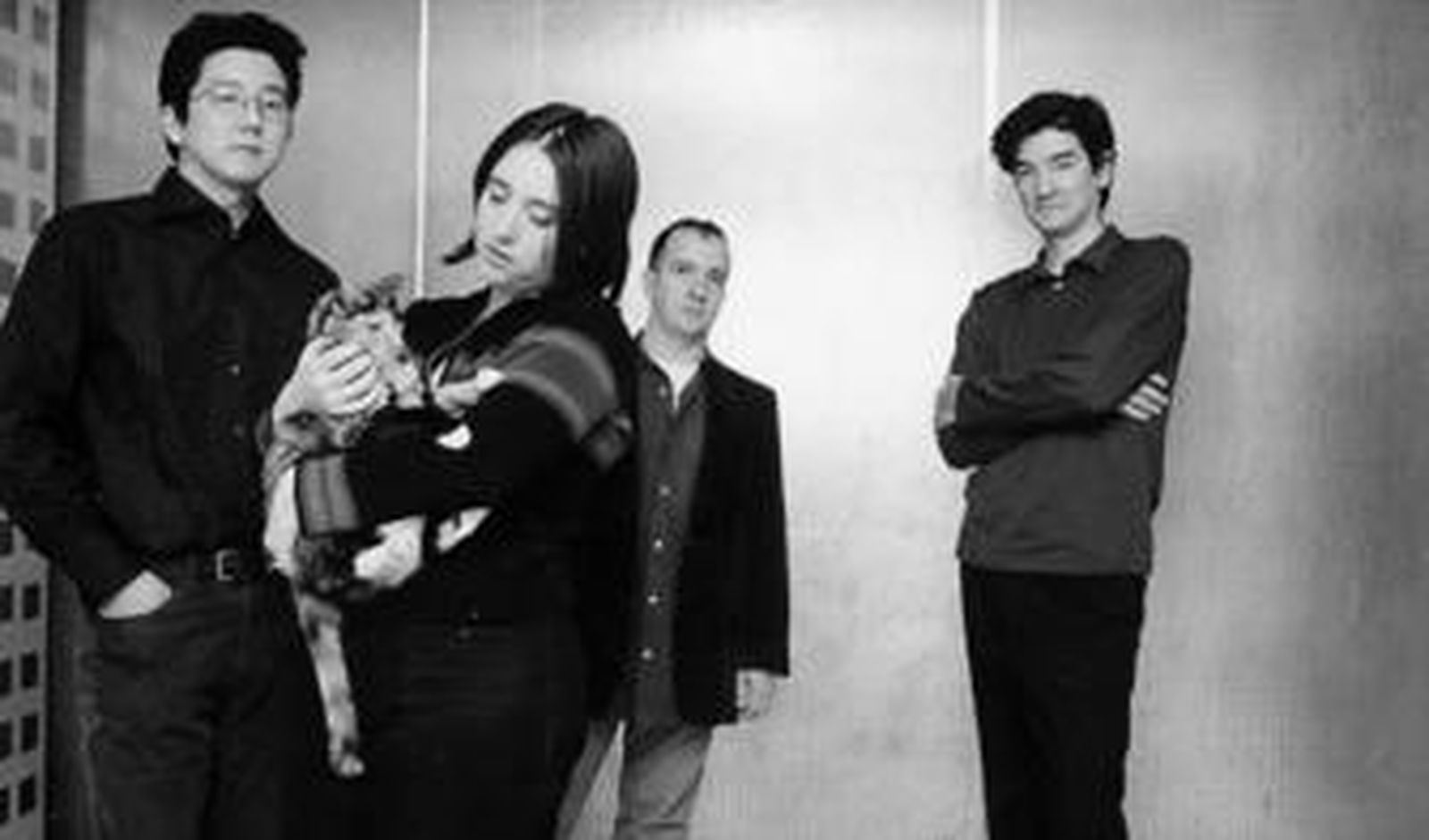 Stephin Merritt, tímido, en último plano, como si no fuera el líder de The Magnetic Fields.