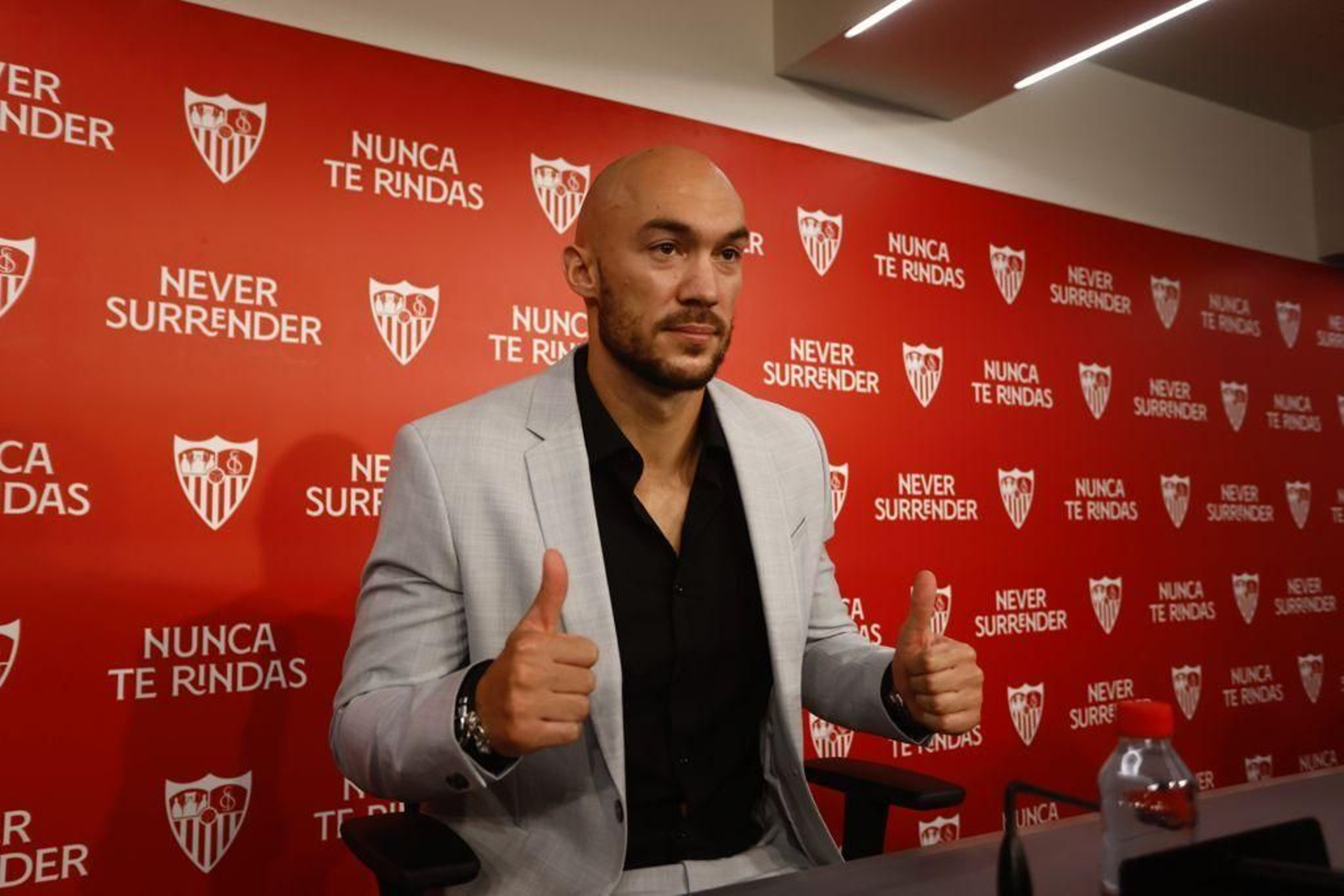 Dmitrovic:, durante su presentación en Nervión este lunes.