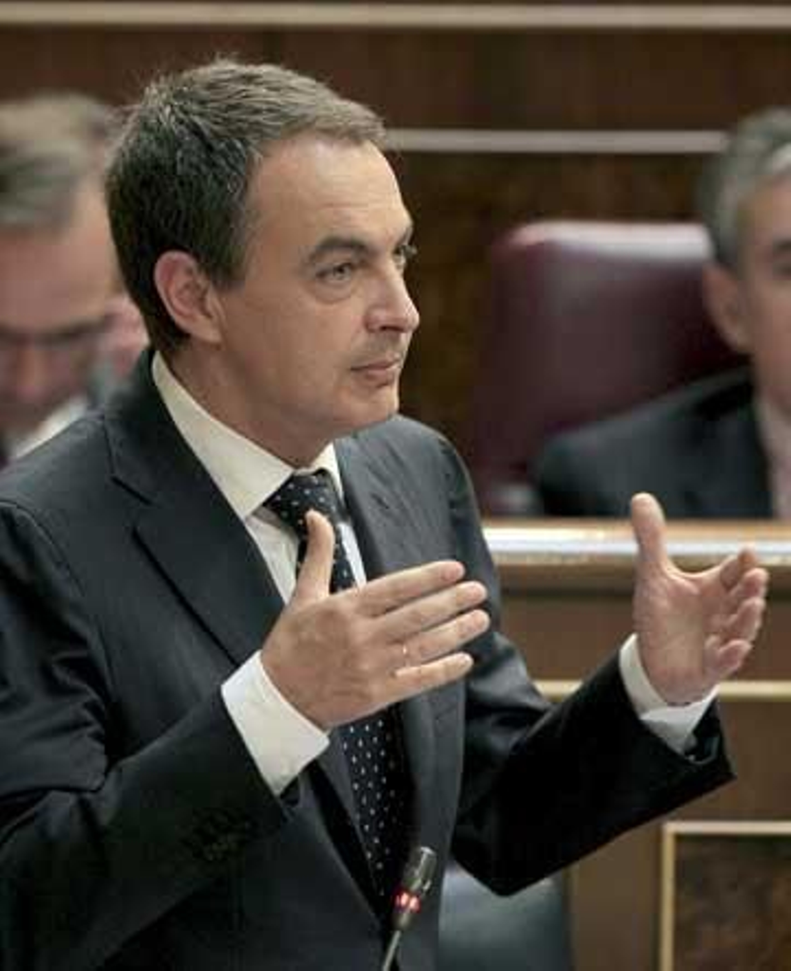 Zapatero pide confianza a la sociedad tras el "durísimo golpe" dado a ETA