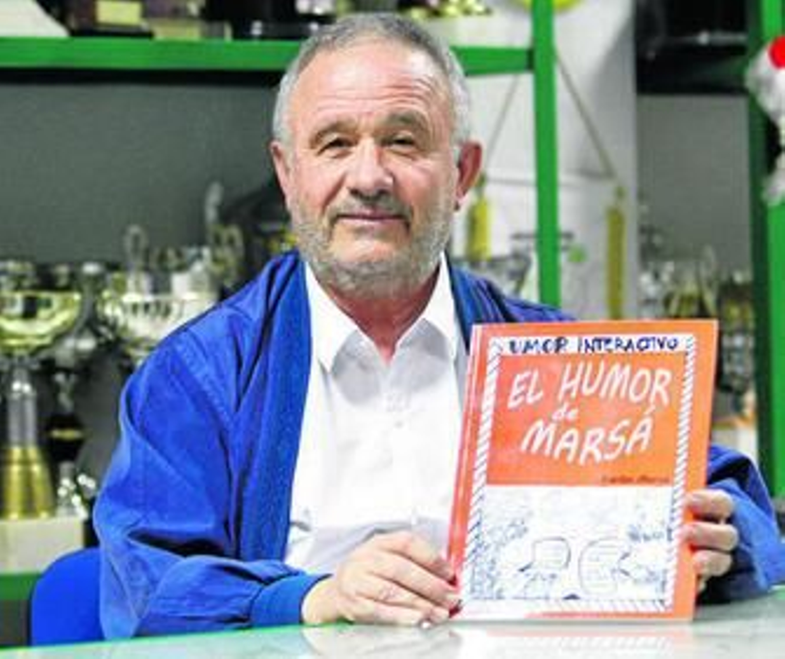 Carlos Marsá posa con el libro de viñetas que presentará mañana en la Facultad de Ciencias.