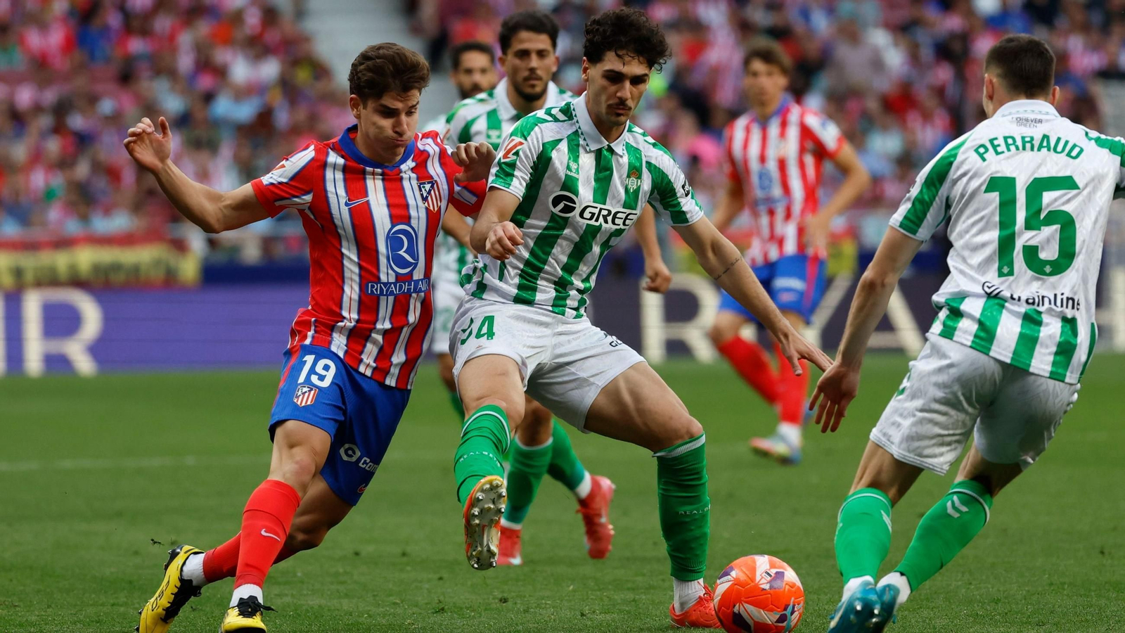 Johnny  Cardoso disputa la posesión del balón con el delantero del Atlético de Madrid Julián Álvarez.