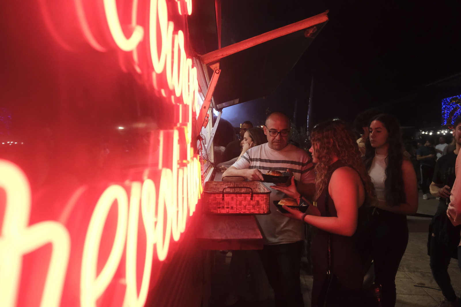 Neón y brasas en El Vial: el lleno absoluto de The Champions Burger en Córdoba Neón y brasas en El Vial: el lleno absoluto de The Champions Burger en Córdoba