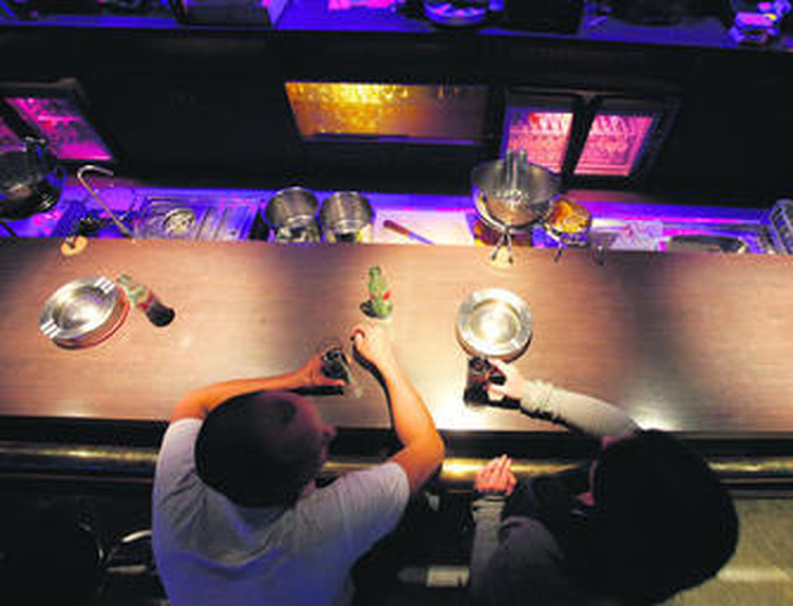 Ambiente nocturno en un bar de la capital gaditana.