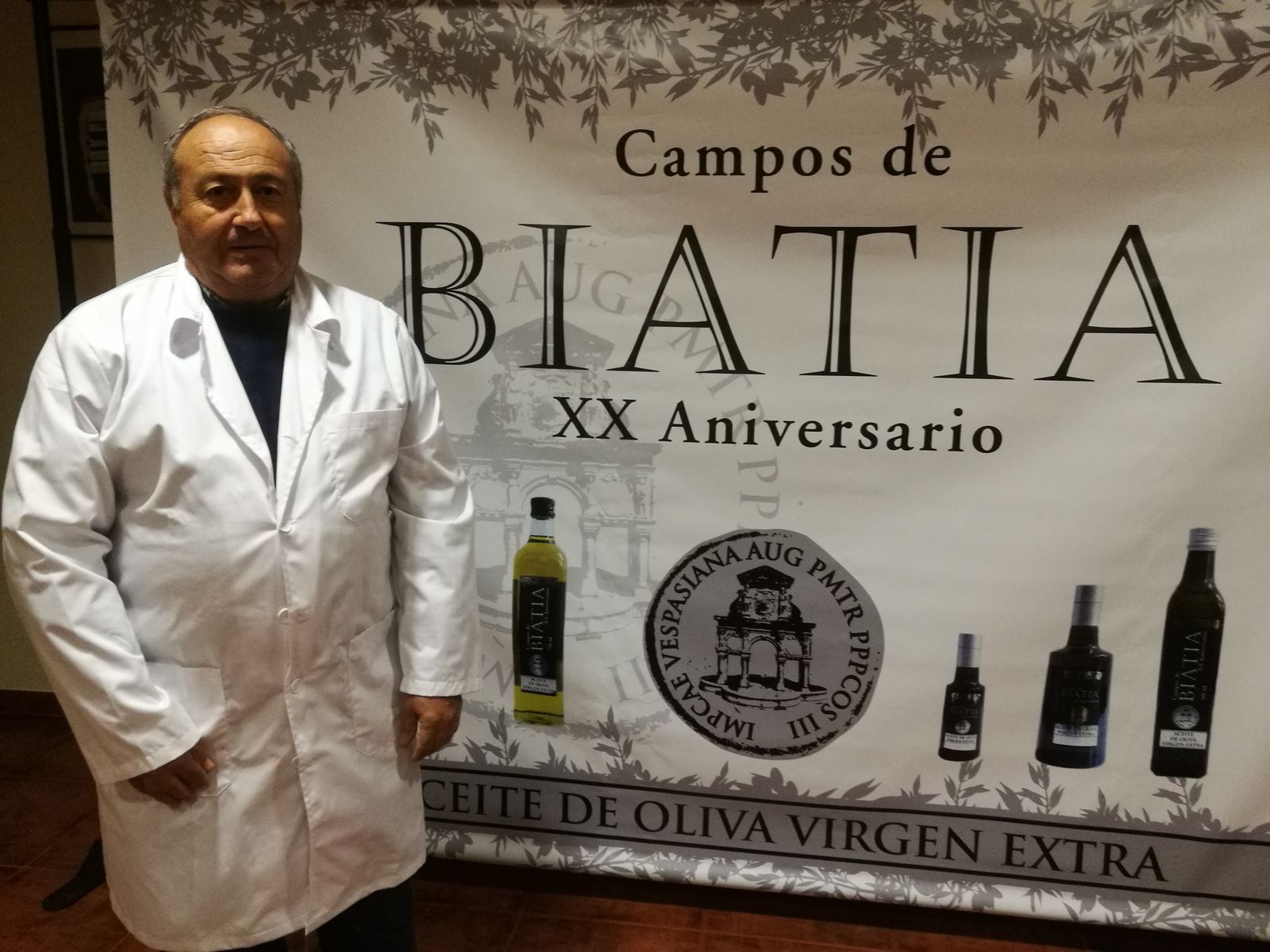 Román León ante la cartelería de la nueva línea de aceites, que con su nombre rinde un homenaje a la ciudad de Baeza.