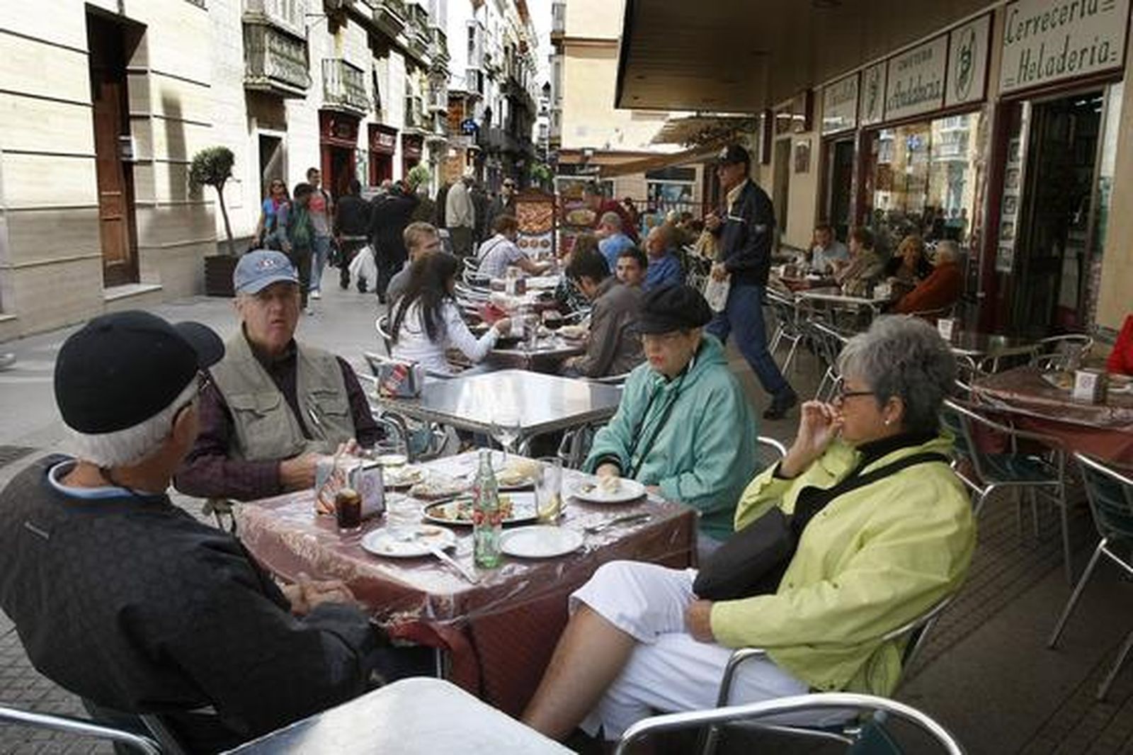 Unos 3.000 cruceristas visitan Cádiz con las escalas del ´Eurodam´ y ´Le Diamant´ en el mes por excelencia de los cruceros. 

Foto: Jose Braza