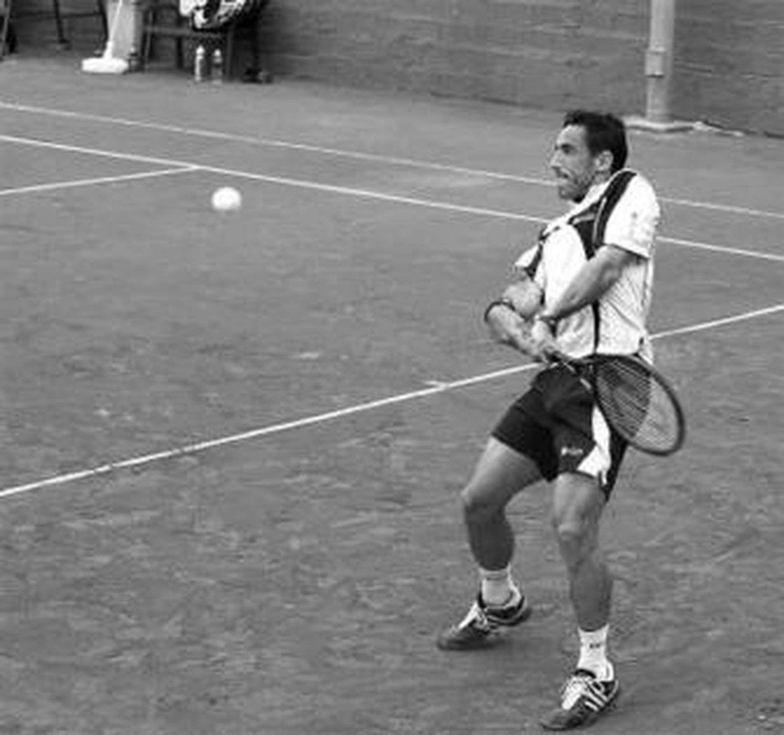 Gorka Fraile devuelve una bola en su partido contra Chadaj.