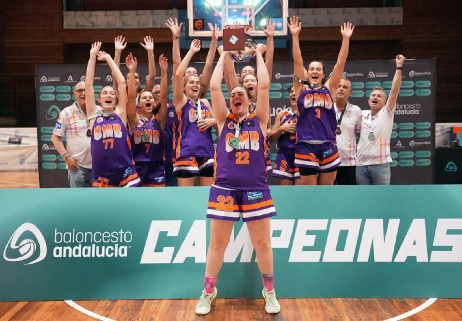 Las jugadoras levantando el trofeo de la N1 Femenina