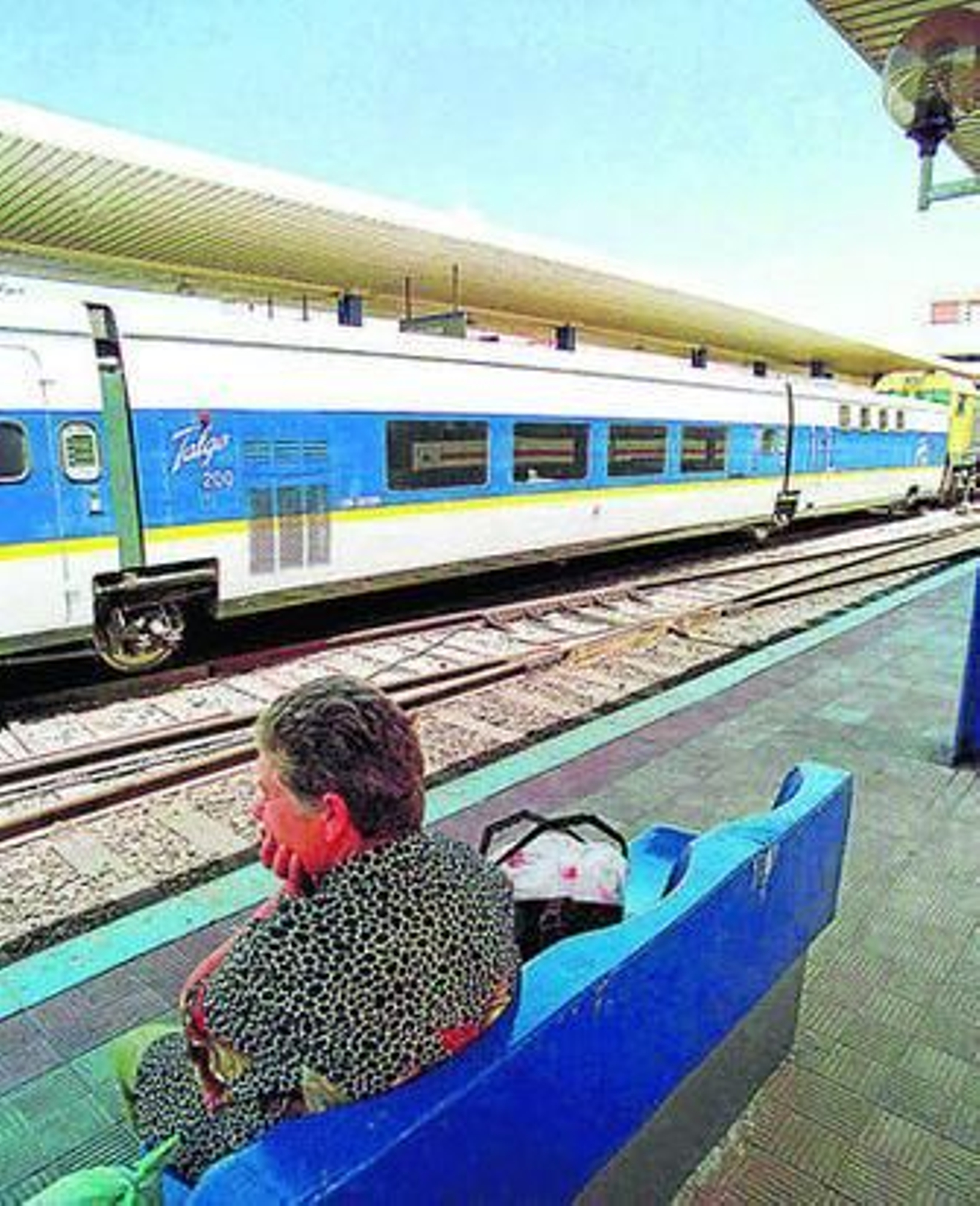 Una viajera espera el tren en la estación de Algeciras, en una imagen de archivo.