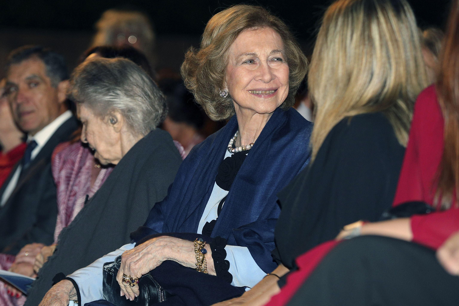 La Reina Sofía, entre el público asistente a la gala benéfica del Festival Internacional de Música y Danza de Granada