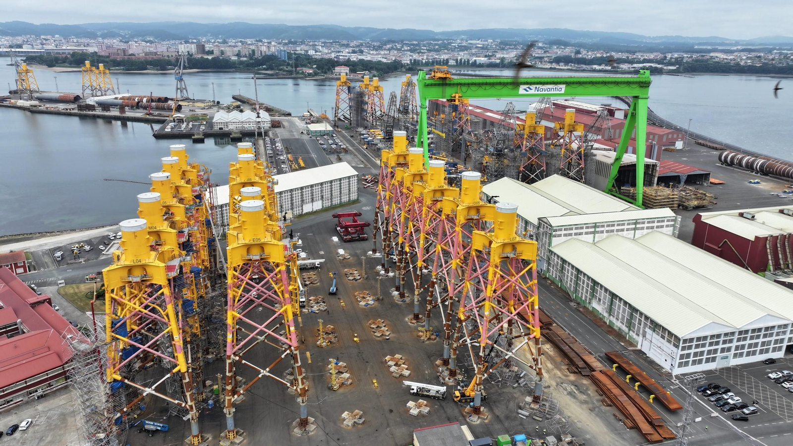 Cimentaciones tipo jacket de Navantia Seanergies para eólica marina, en los astilleros de Fene.
