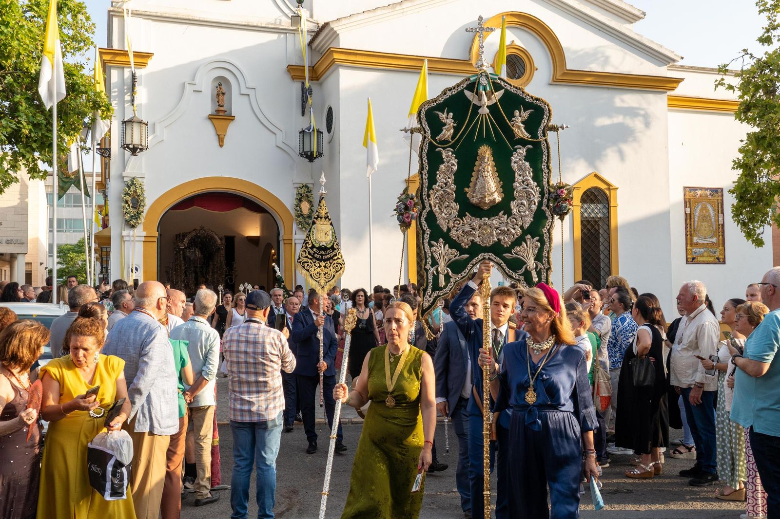 Imágenes del Rosario Jubilar rociero celebrado por las 25 hermandades filiales de la Matriz de Almonte en La Merced
