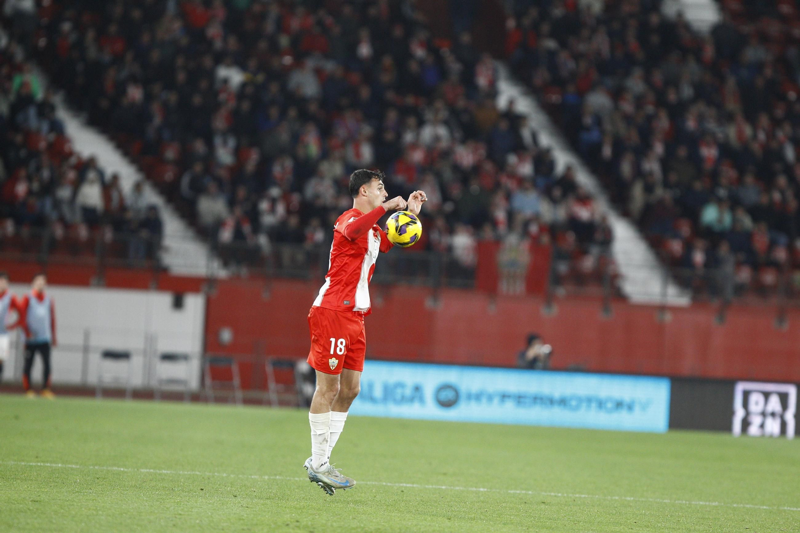 La U.D. Almería se impone por 1-0 al C.D. Mirandés y alcanza la segunda plaza, en imágenes