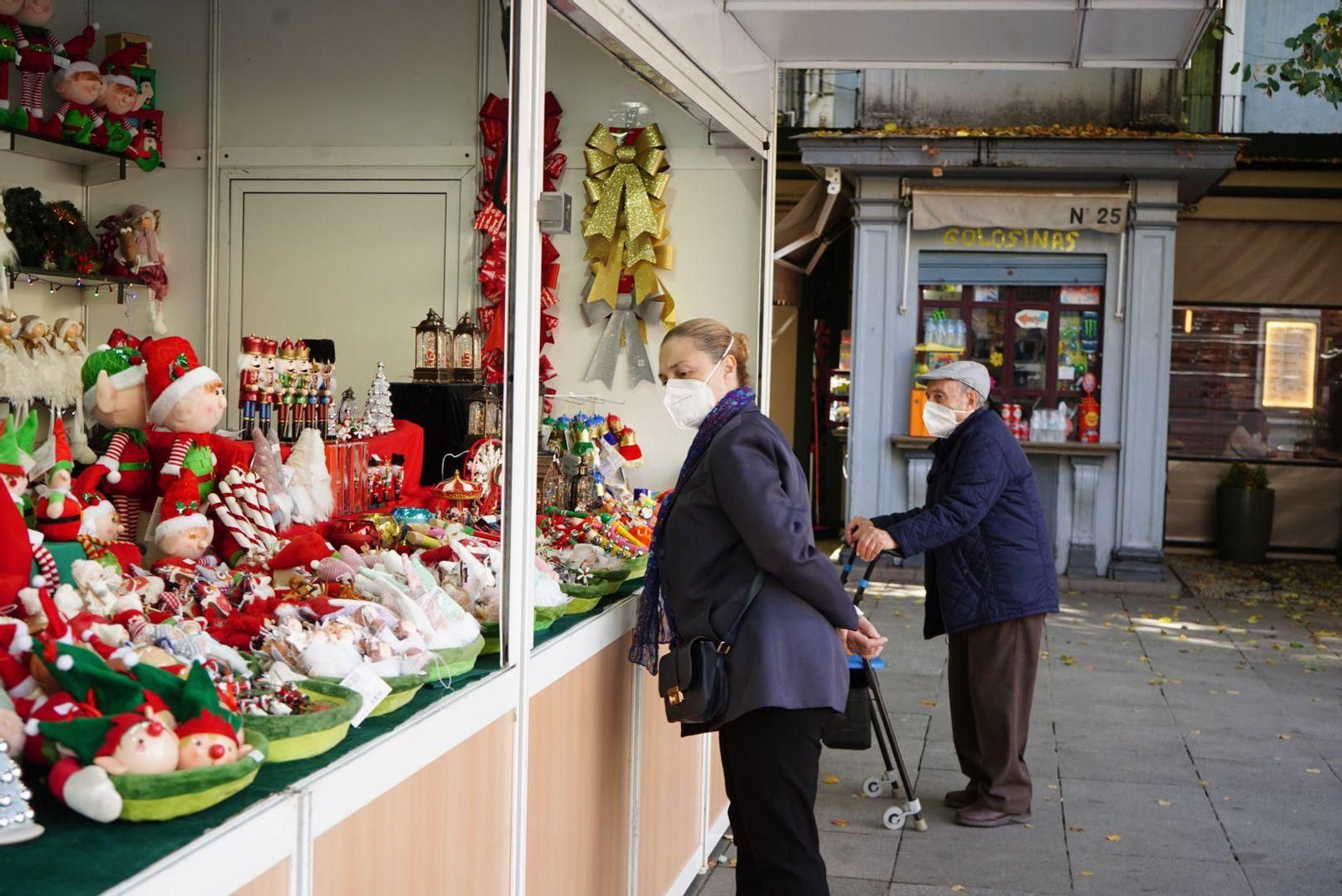Granada prepara la Navidad: así está quedando Bib-Rambla con los tradicionales puestos de figuritas y belenes