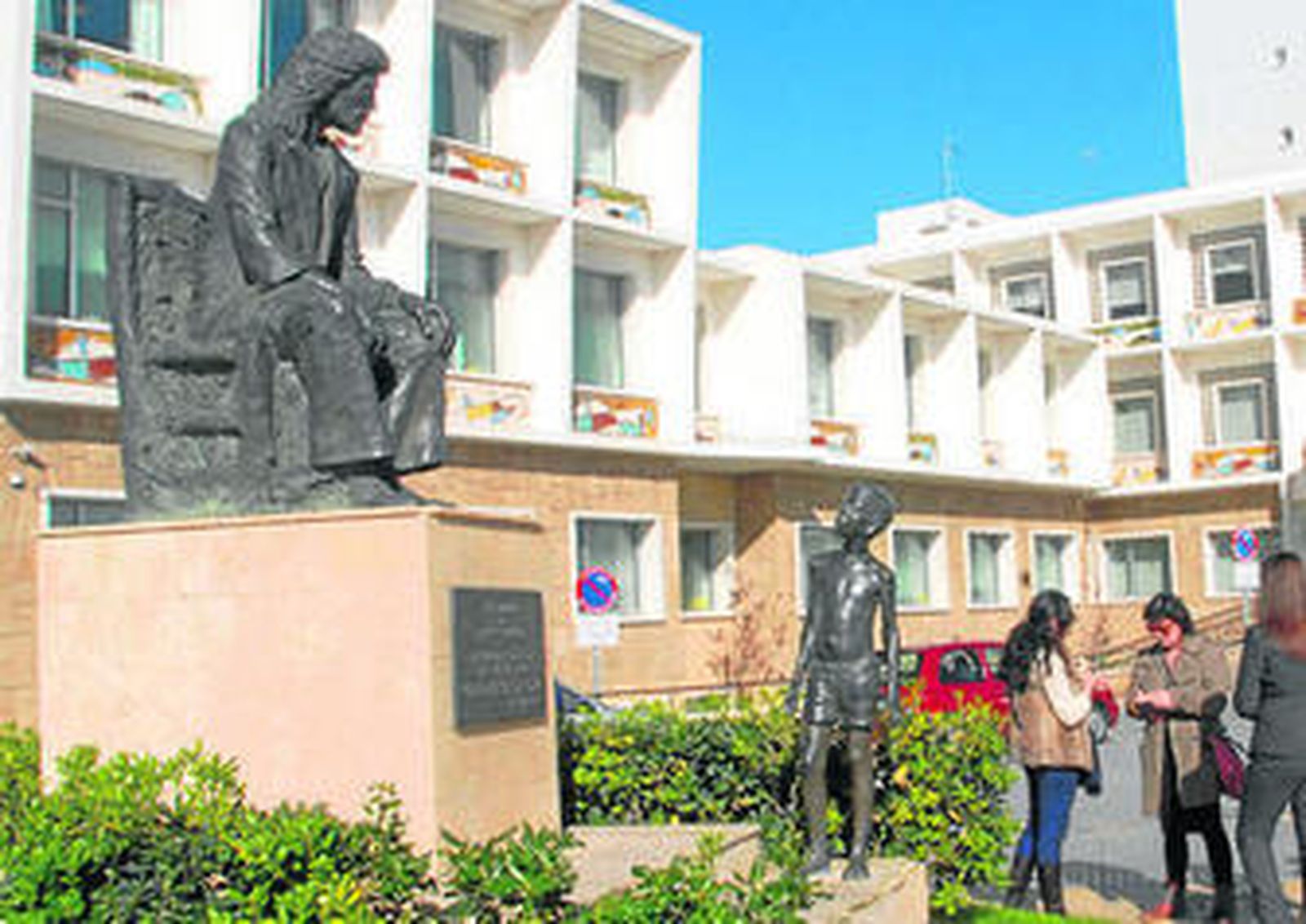 Varios turistas congregados en torno a la estatua de Camarón.