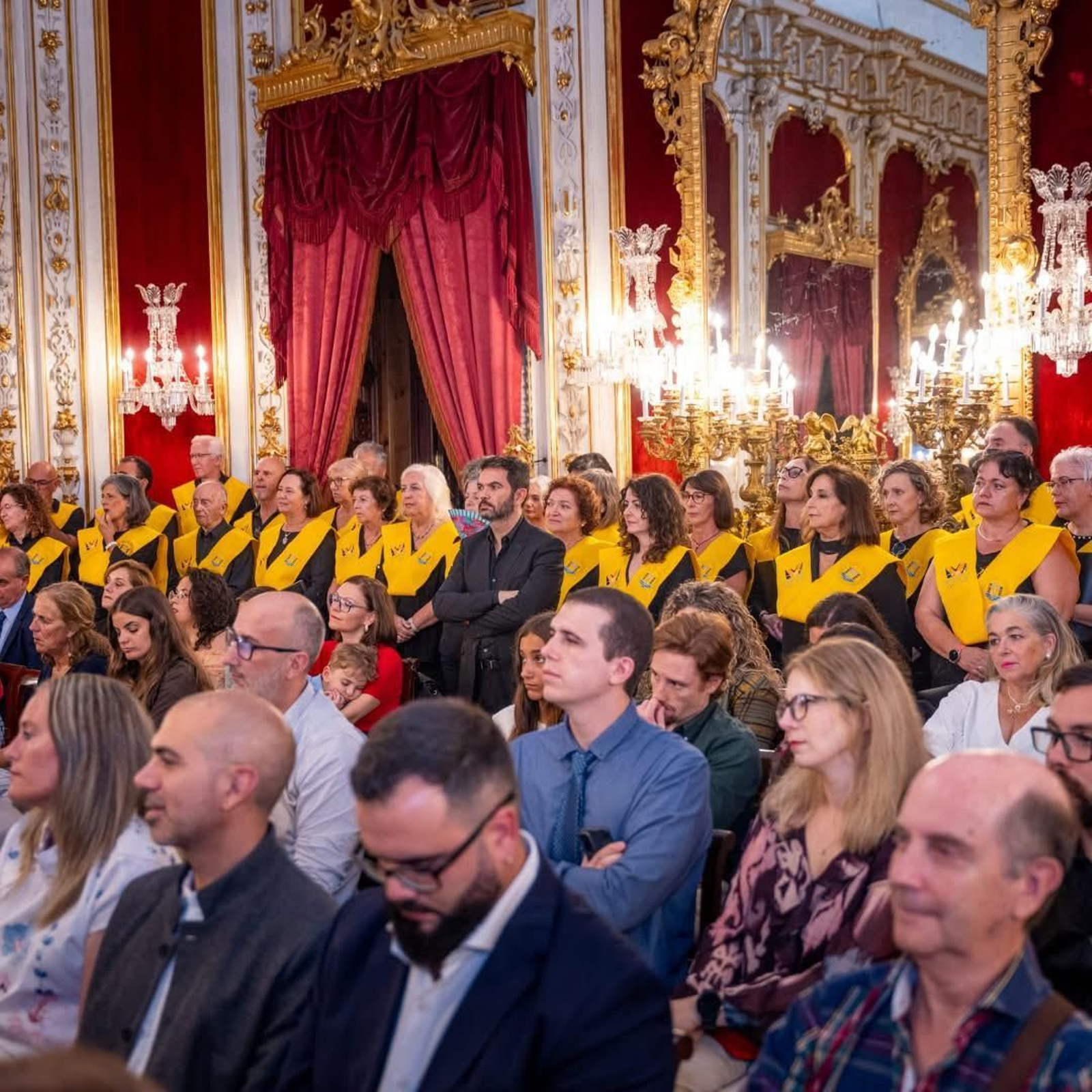 Foto difundida por el PSOE en la que se aprecia la colocación de sillas extra para un acto en el salón de plenos de Diputación