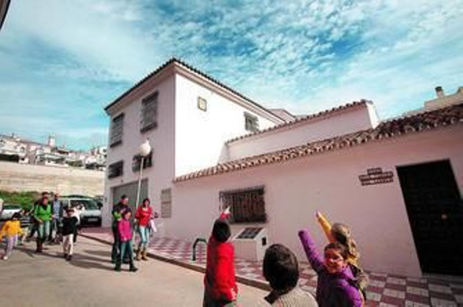 Varios niños señalan la ventana por la que accedieron a robar al templo los ladrones.