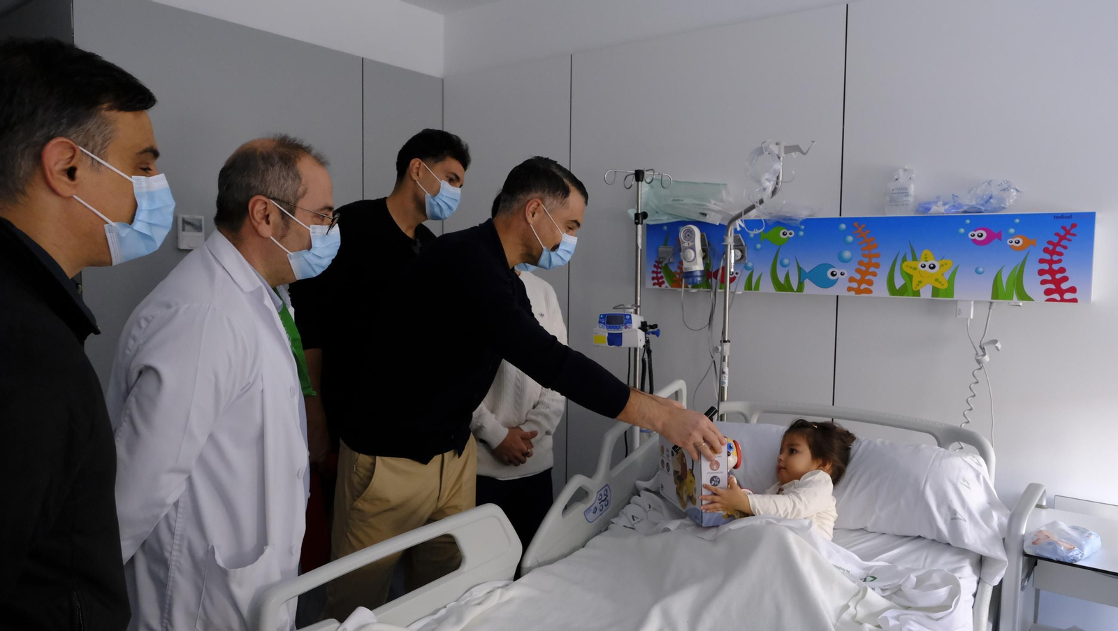 Las imágenes de la visita de los jugadores del Almería a los niños de Torrecárdenas