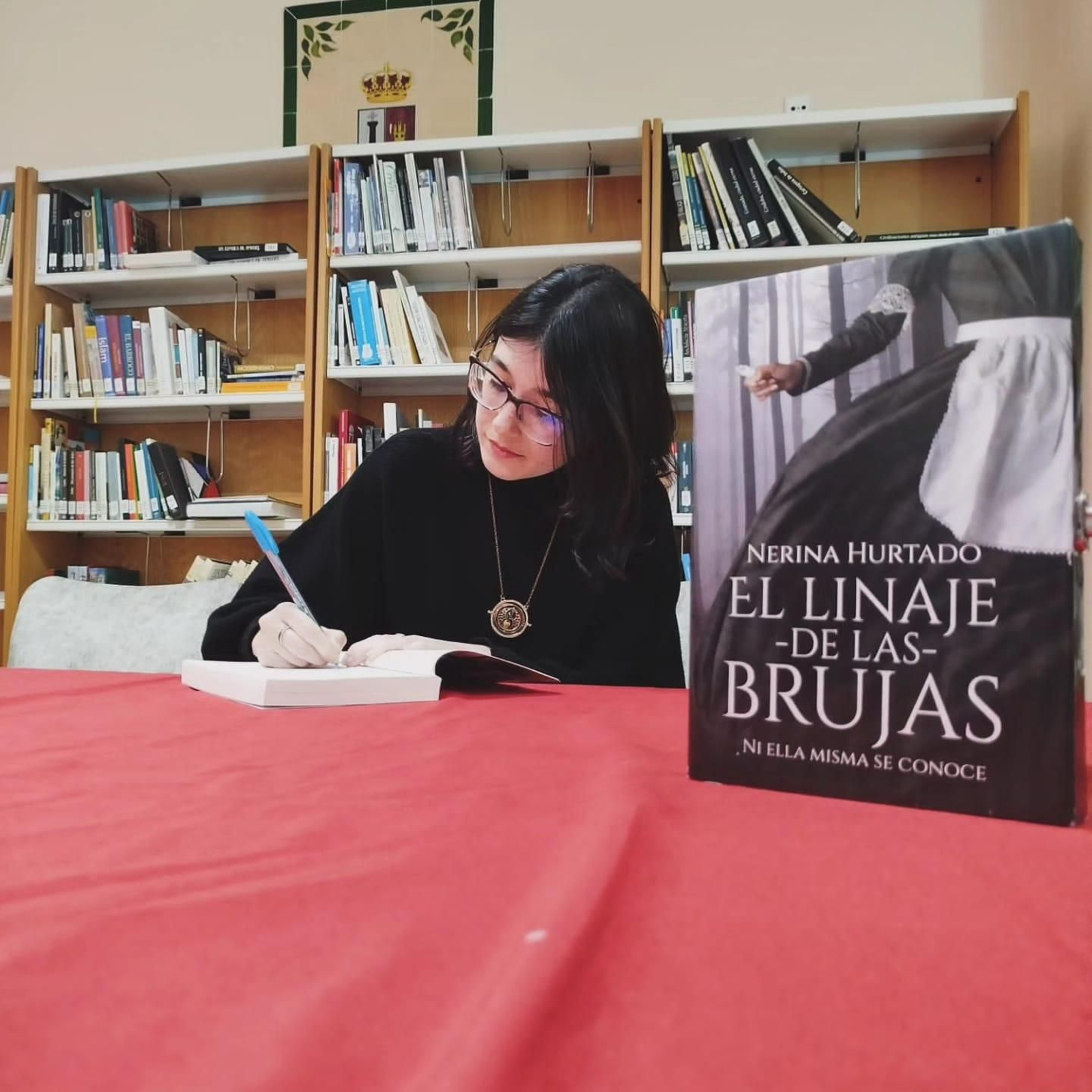 Nerina Hurtado en una presentación de su libro 'El linaje de las brujas'