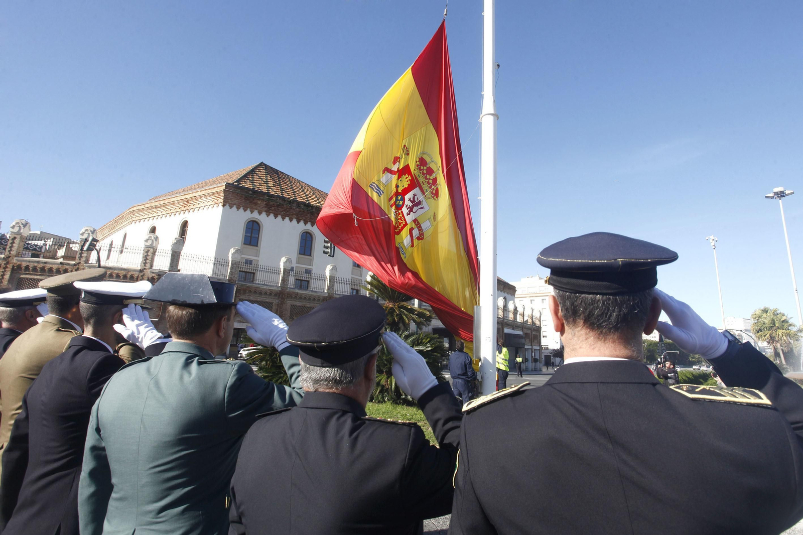 Las autoridades saludan a la bandera en el momento de su izado.