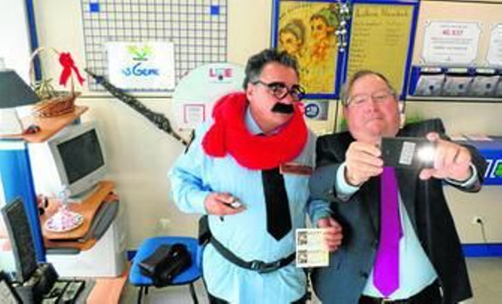 Un cliente de la administración número 5 de Loterías de El Parador, Las Gemelas, se hace un selfie con Pedro disfrazado de Justino.