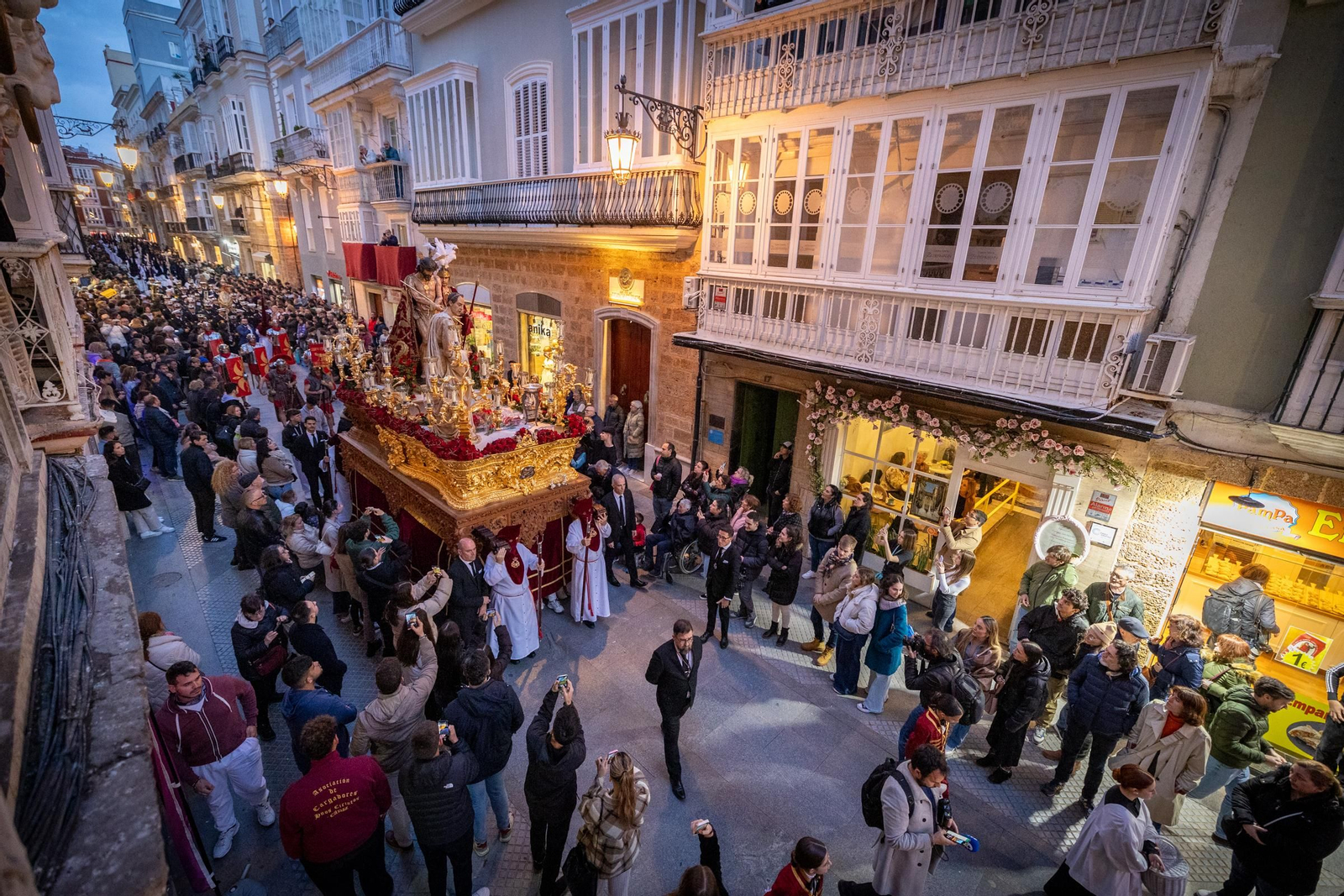 Las imágenes de la archicofradía de Ecce Homo en la Semana Santa de Cádiz de 2024