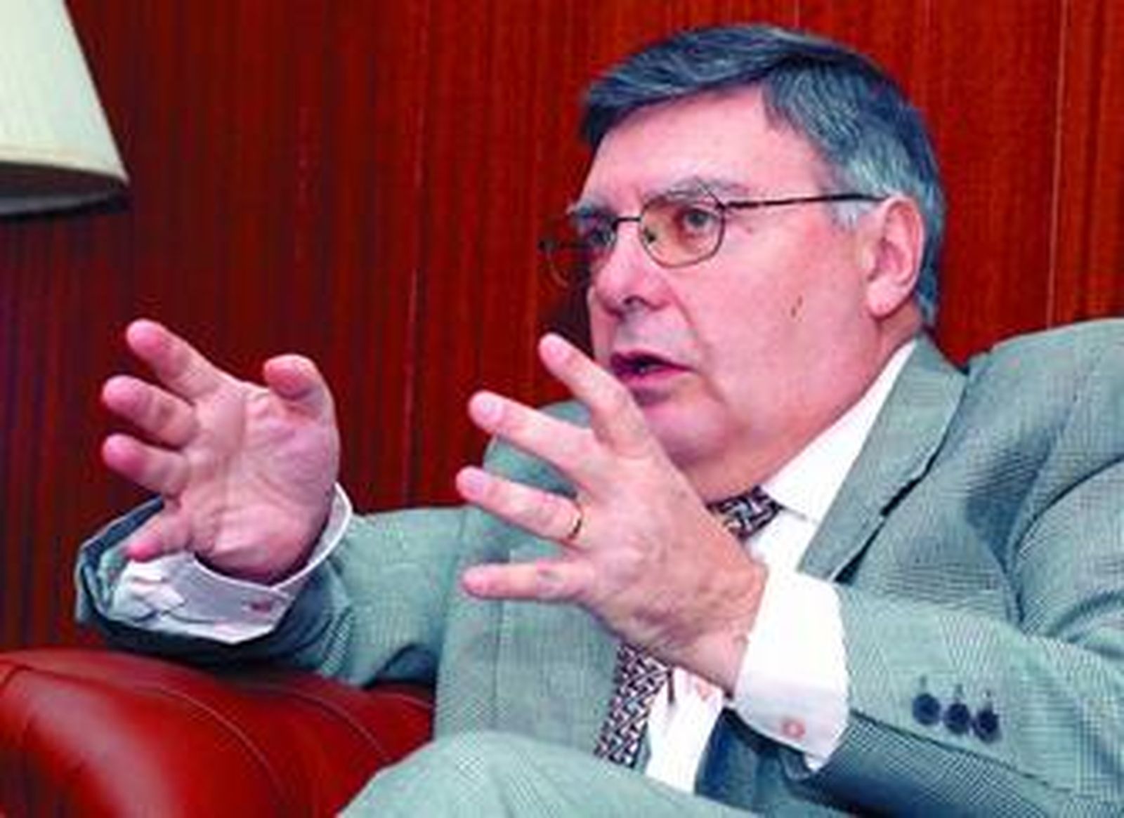 El magistrado Miguel Carmona, fotografiado en su despacho de la Audiencia de Sevilla.