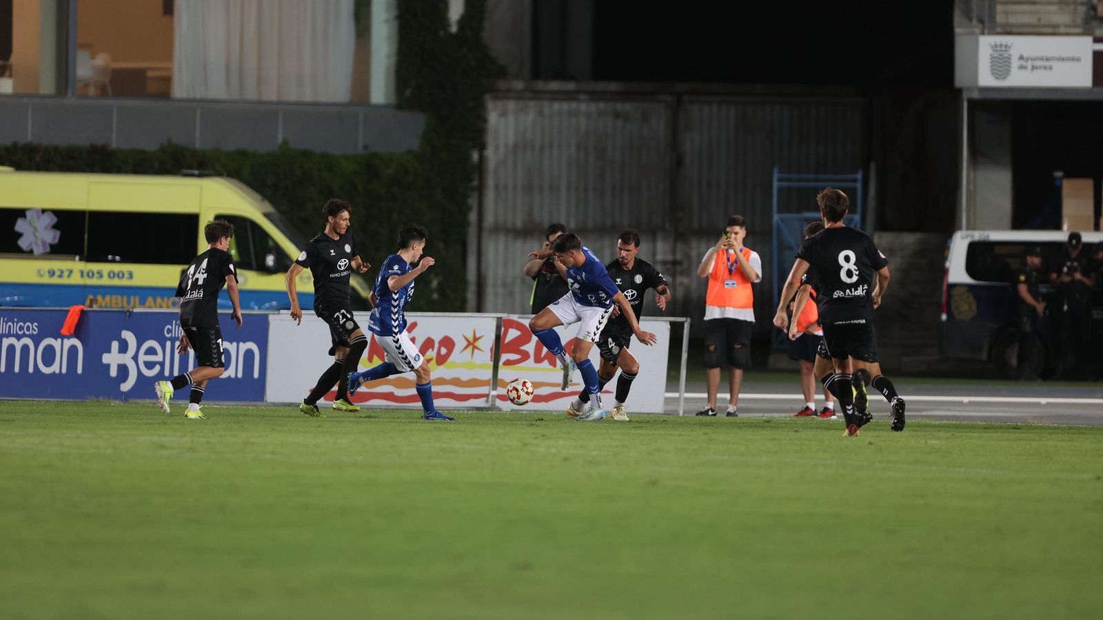 Beny, atento a que gane Teté una acción ante la defensa sevillana.