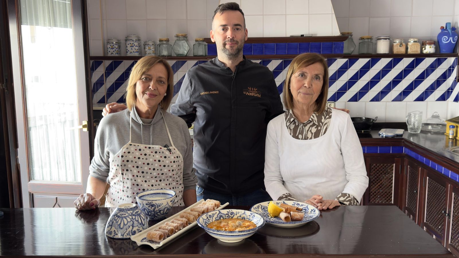 Antonio Jiménez con Manoli y Josefina, las vecinas de La Rambla de las que ha aprendido las recetas Antonio Jiménez con Manoli y Josefina, las vecinas de La Rambla de las que ha aprendido las recetas