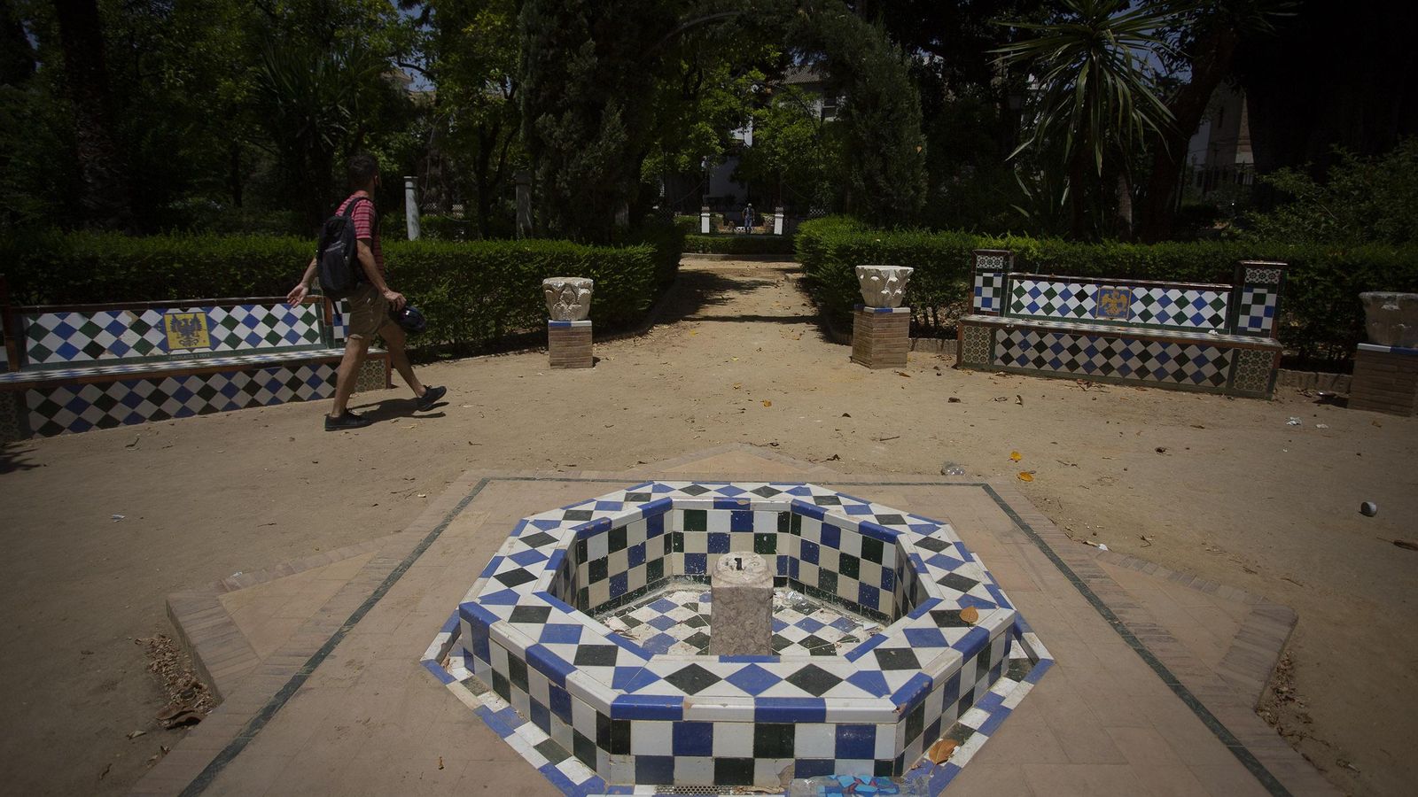 Otra de las fuentes de los Jardines de Murillo sin el surtidor.