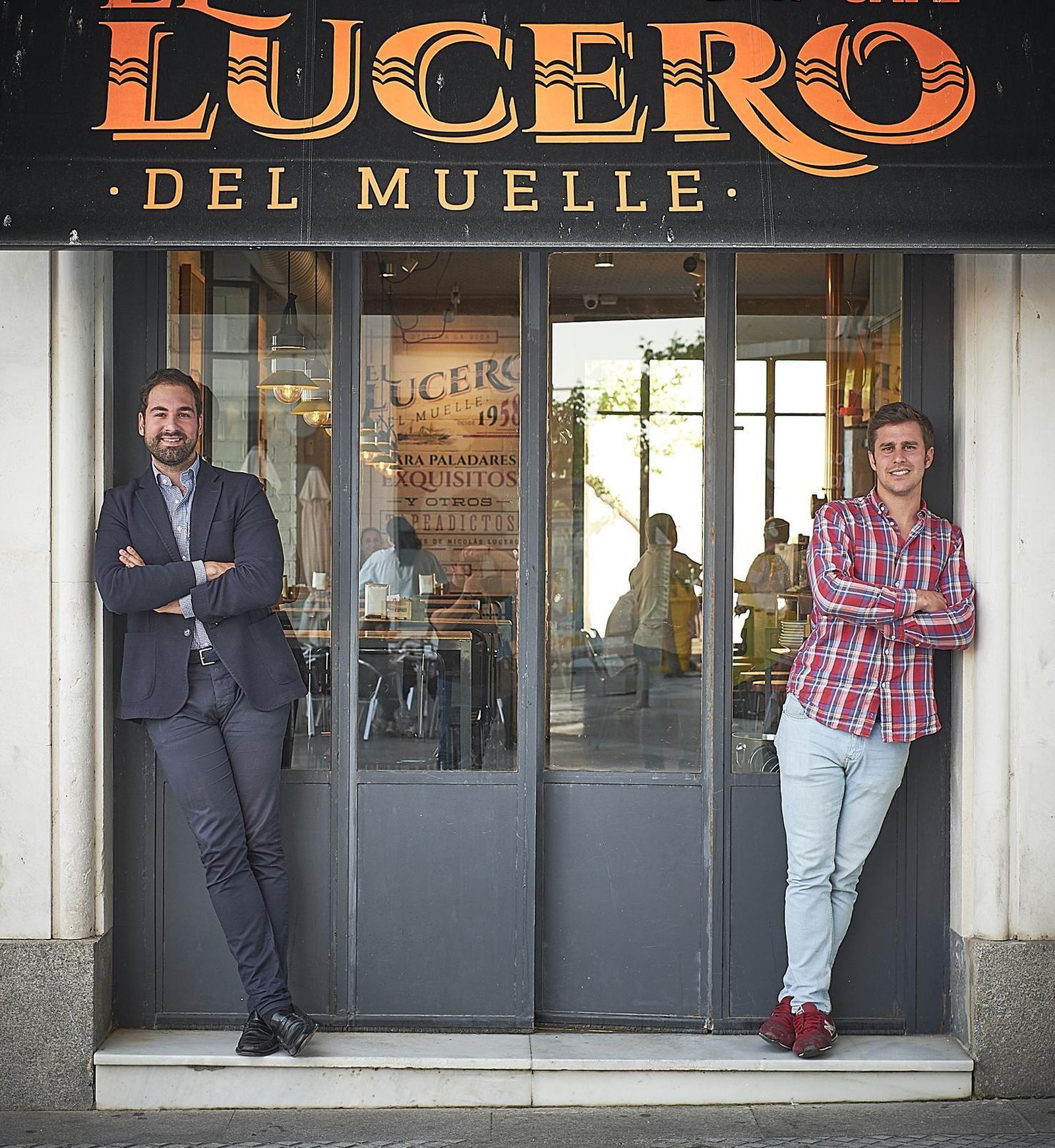 Carlos Lucero y Álvaro Jara, en la puerta del Lucero del Muelle el pasado lunes.
