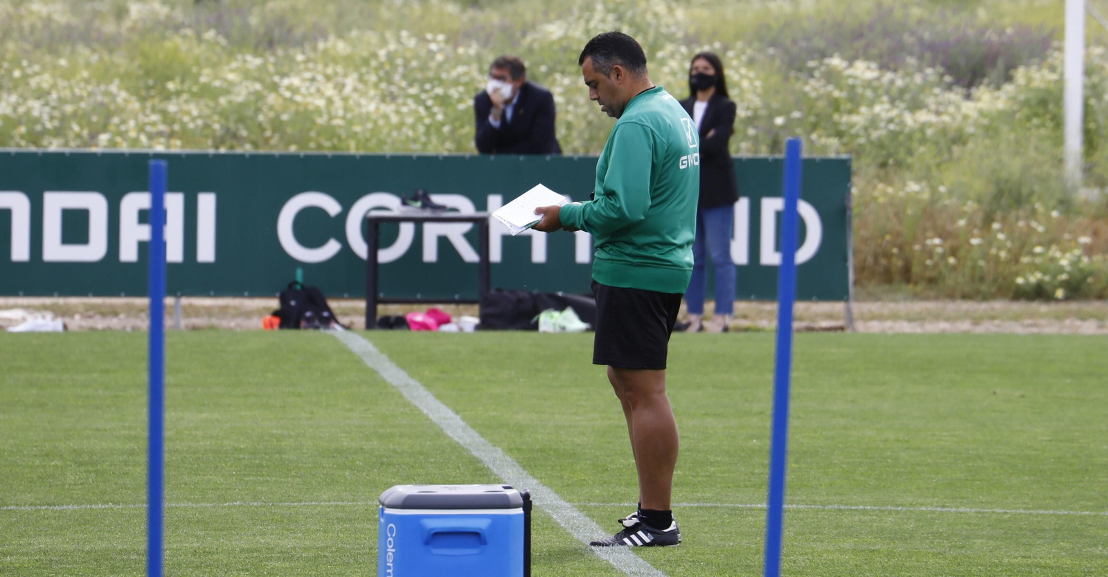 Germán Crespo consulta sus notas en un entrenamiento del Córdoba CF.