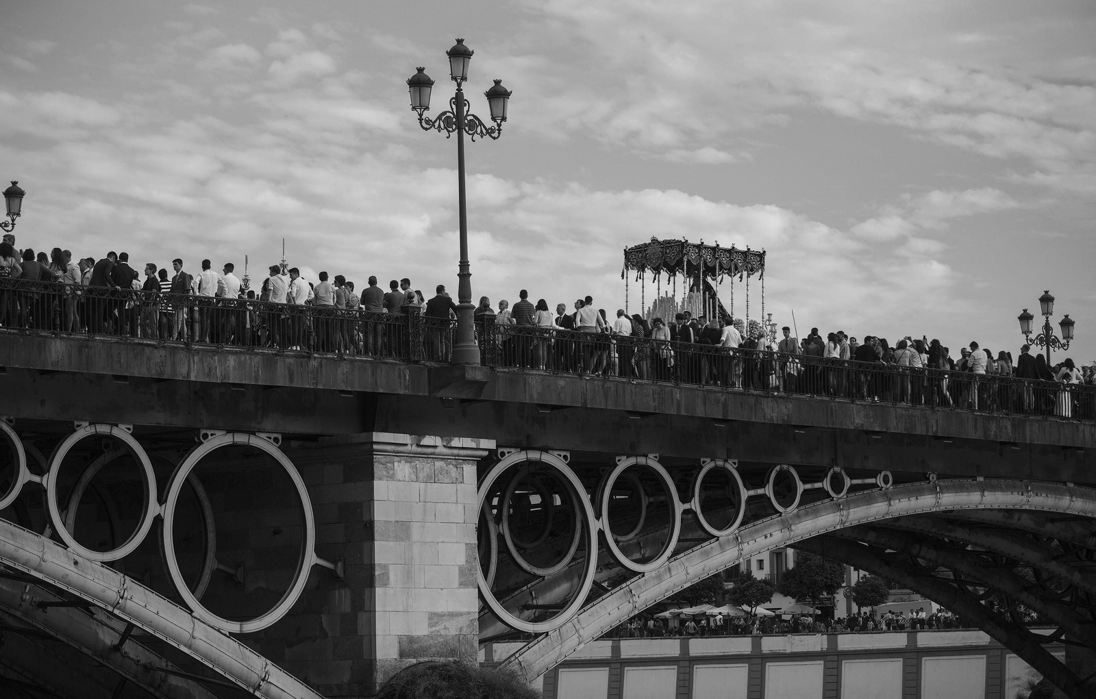 La Hermandad de la Estrella en blanco y negro