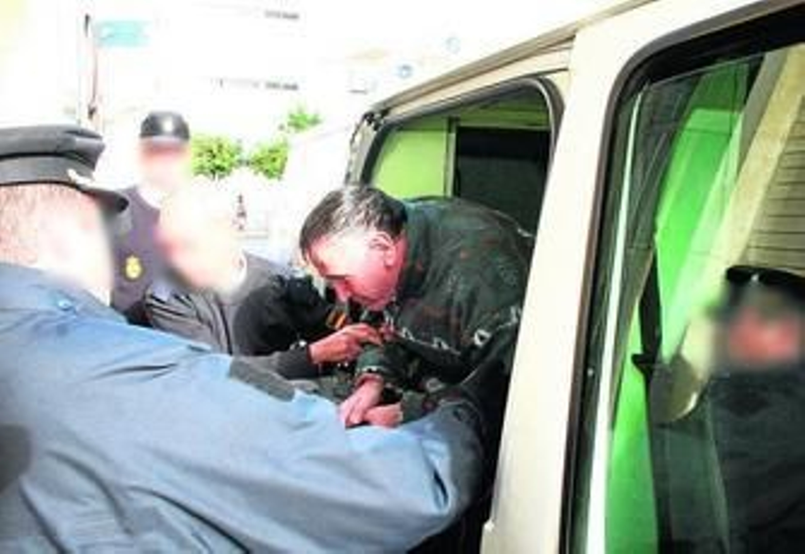 Santiago del Valle desciende de un furgón policial para prestar declaración.