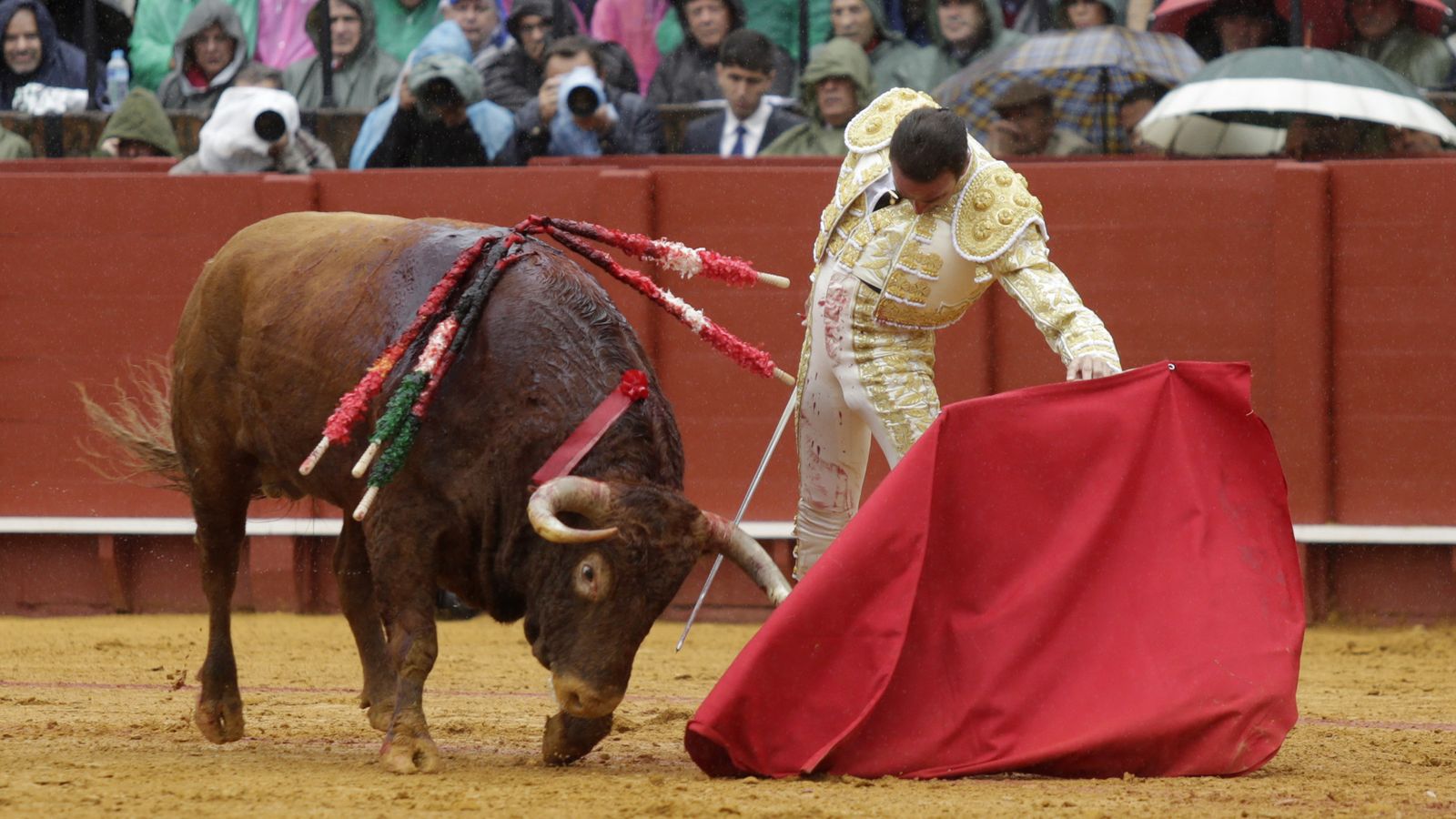 El torero valenciano Enrique Ponce, en un natural al astado que abrió plaza.