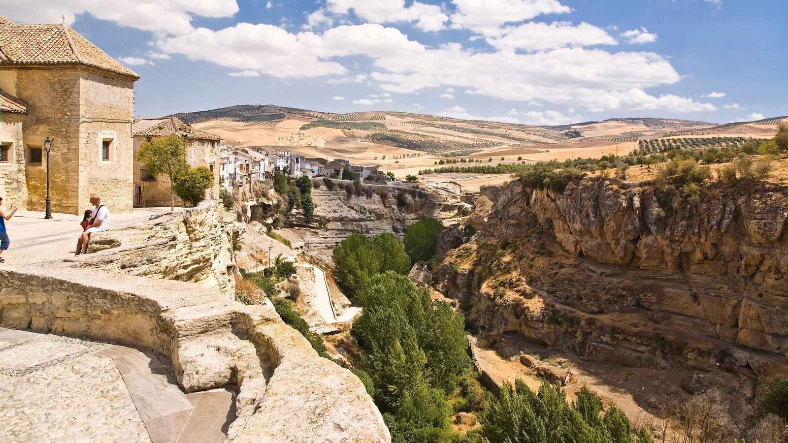 Además de por su patrimonio natural, es un pueblo famoso por la historia que se esconde bajo sus pies, sus aguas termales