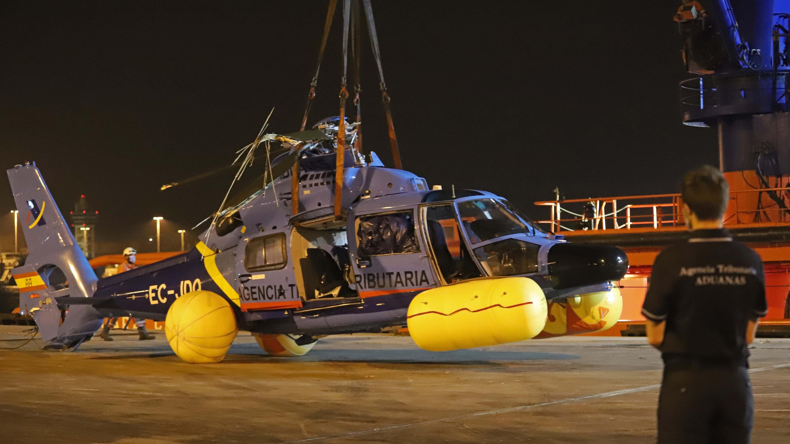 Fotos del traslado a Algeciras del helicóptero de Aduanas accidentado