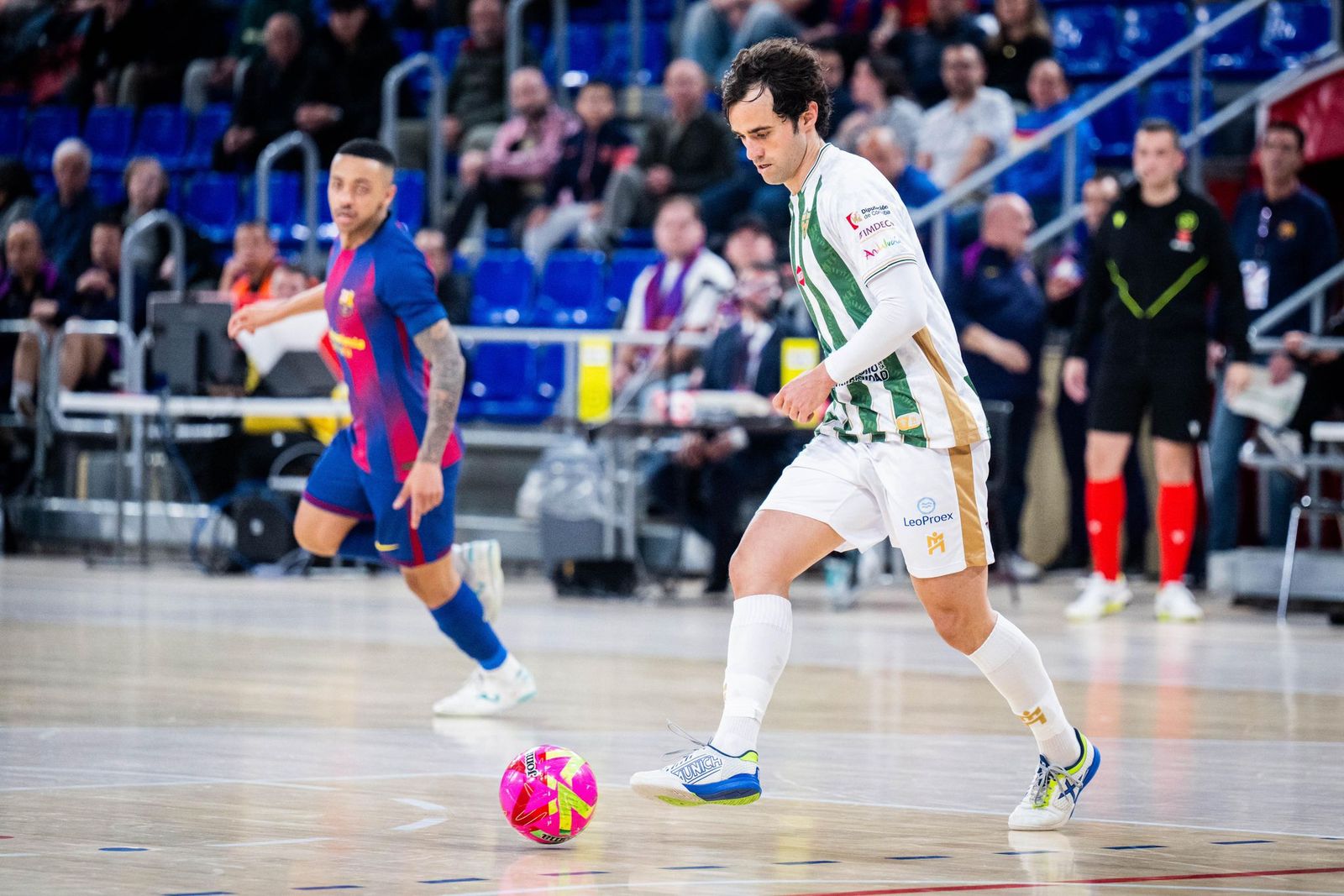 Pablo del Moral golpea el balón en presencia de un rival.