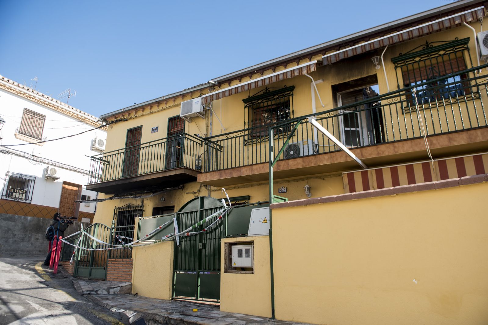 Imágenes de un fin de semana de tiros, muerte e incendios en Pinos Puente (Granada)