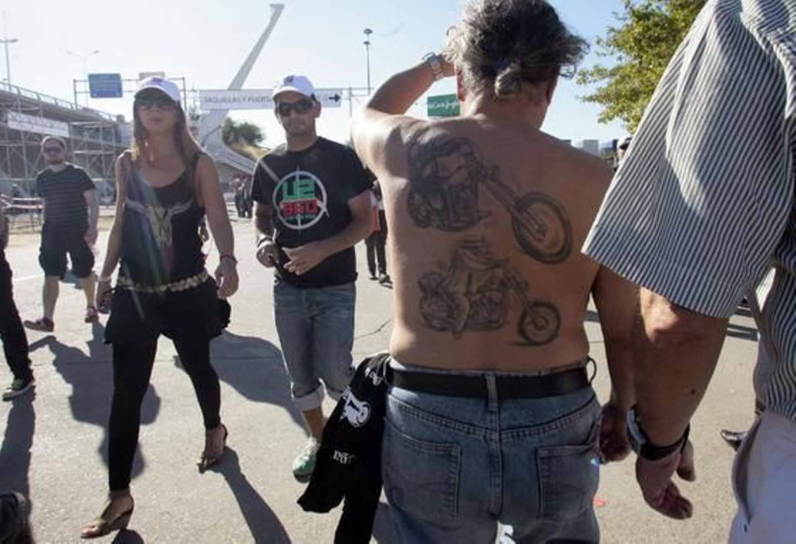 Los fans de U2 llegan a Sevilla.

Foto: Juan Carlos Muñoz