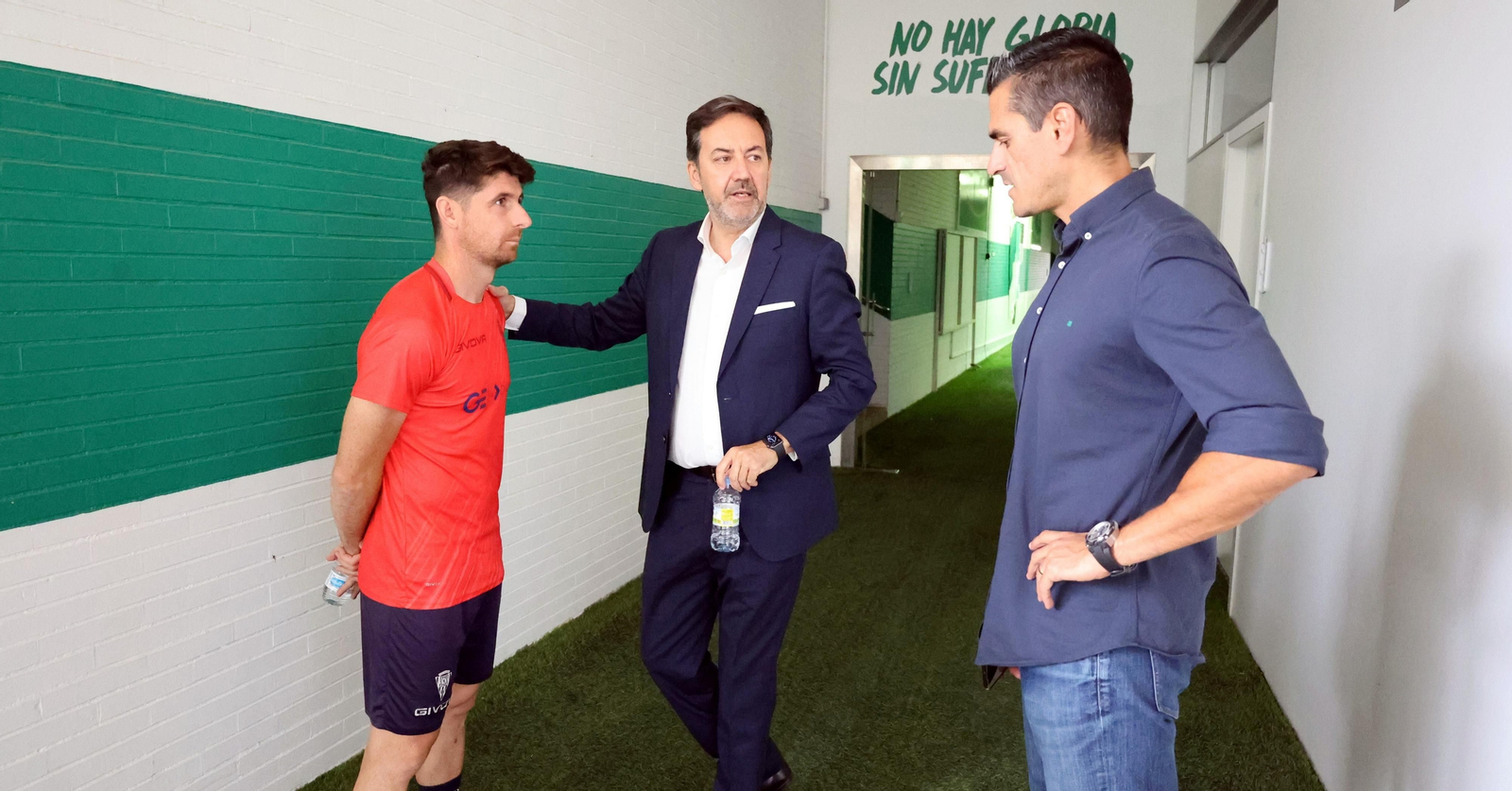 Antonio Fernández Monterrubio saluda a Javi Flores y a Juanito en su primer día en el Córdoba CF.