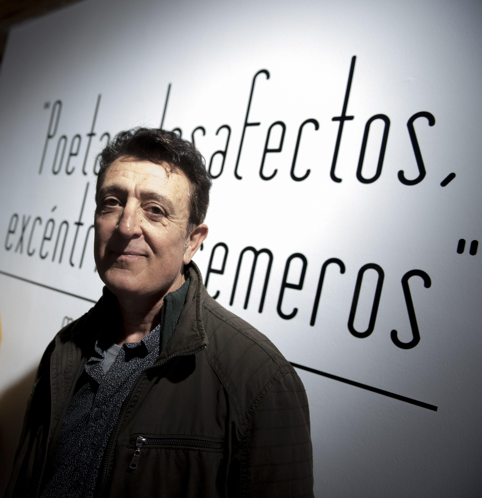Manolo García posa junto al cartel de la exposición 'Poetas desafectos, excéntricos remeros'.