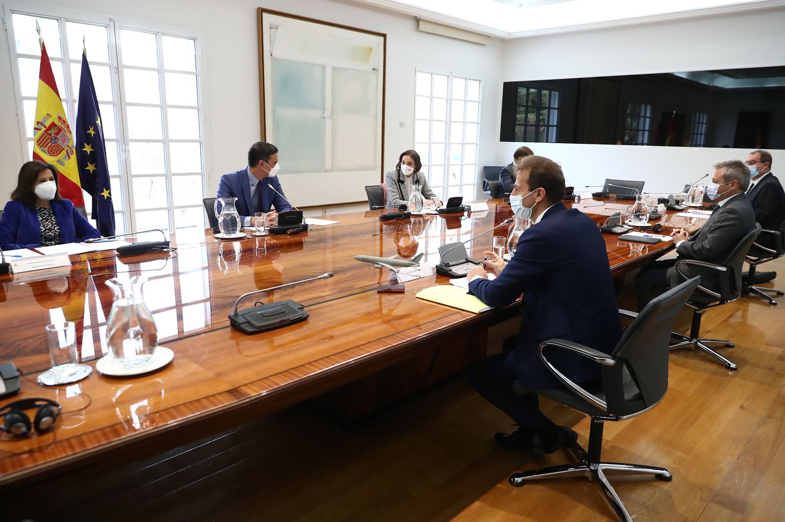 El presidente del Gobierno, Pedro Sánchez, y el consejero delegado de Airbus, Guillaume Faury,  en el encuentro celebrado en La Moncloa.