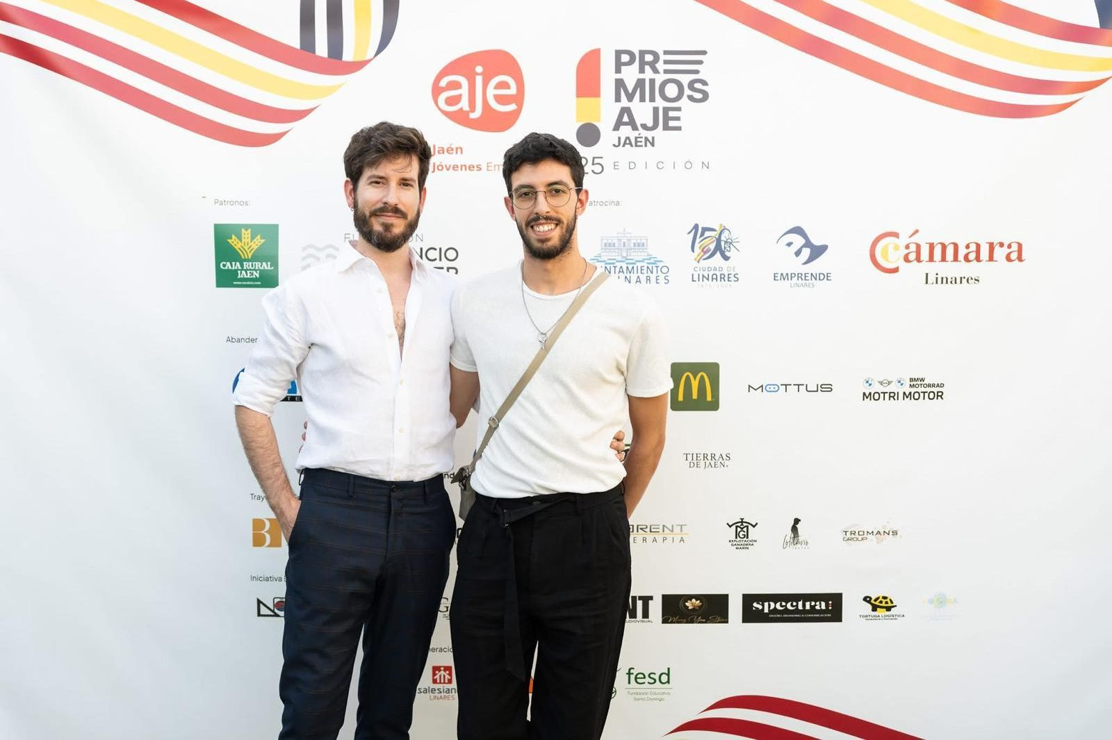 Manuel Sutil y un actor de su compañía durante la gala de los Premios AJE 2025.