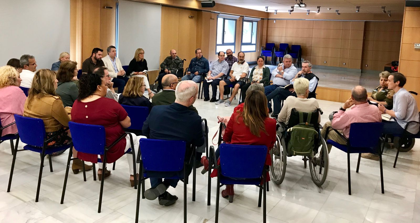 Fran González y miembros de su candidatura participan en el encuentro sobre accesibilidad.