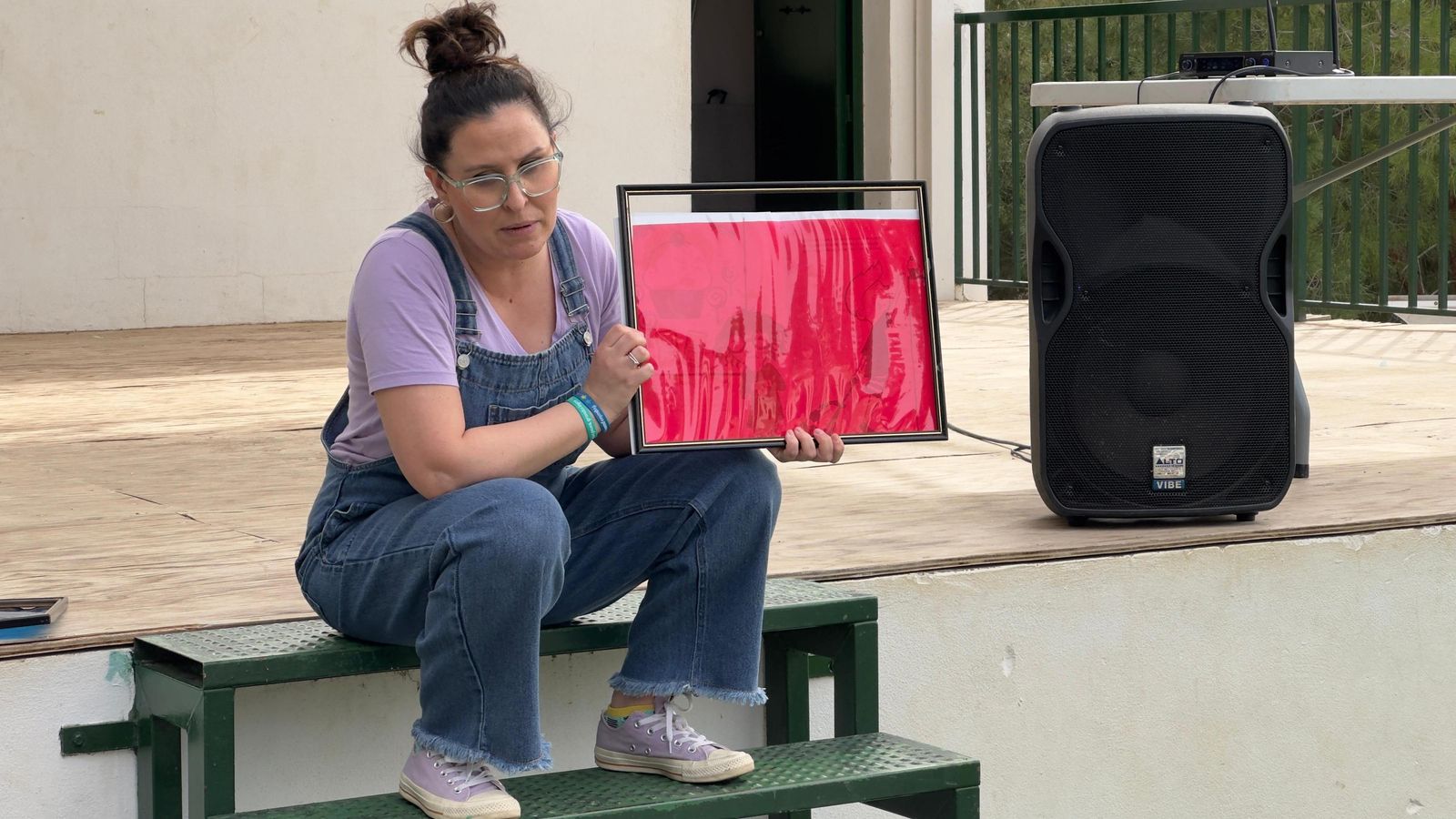 Una monitora realiza una actividad.